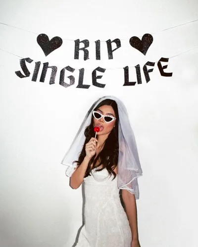 Vista 3 de xo, Fetti RIP Single Life - Cartel con purpurina – Negro, 5 pies Decoraciones de despedida de soltera, fondo divertido de despedida de soltera