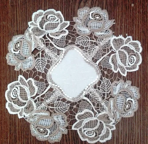 Vista 4 de Alfombra cuadrada con cacao y rosas de encaje blanco antiguo con material antiguo, tamaño 9 pulgadas