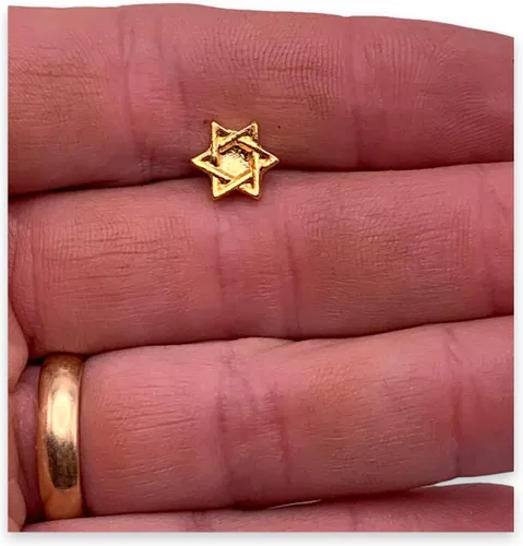 Vista 2 de Pin de solapa de estrella de David con acabado dorado, pin religioso de estrella de David, pines de estrella judía, pin de solapa de estrella dorada