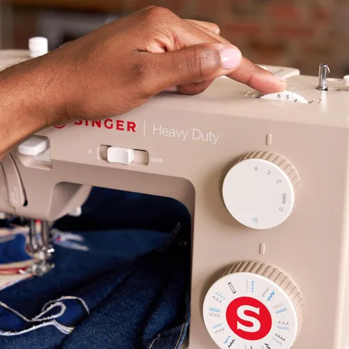Vista 12 de SINGER® Heavy Duty 4523™ Next Evolution Sewing Machine with Accessories Beige