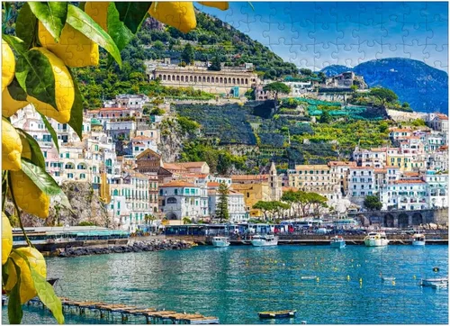Vista 7 de MyPuzzle Vista panorámica del hermoso Amalfi en colinas que conducen a la costa, Campania, Italia - Rompecabezas de 100 piezas premium para adultos