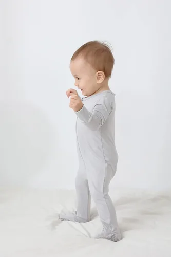 Vista 4 de Pijama de viscosa de bambú con pies para bebé, mameluco de manga larga de una pieza, pijama Sleep 'N Play, 0-24 meses