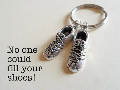 Vista 2 de JewelryEveryday Llavero de zapatos deportivos - Nadie podría llenar tus zapatos, plateado