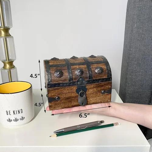 Vista 3 de Nautical Cove - Cofre del tesoro pirata hecho a mano para niños, premios y aula con cerradura y llaves de esqueleto – Caja de almacenamiento