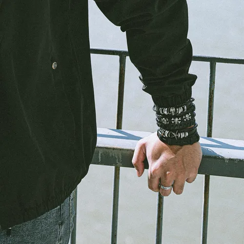 Vista 3 de Eigso Pulsera de cuero punk con calavera para mujer + cinturón de cuero de calavera para mujer