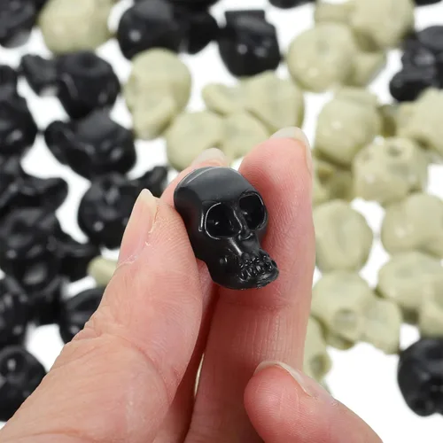 Vista 5 de PRETYZOOM 100 piezas mini estatua de cabeza de calavera mini cabeza de calavera decoración de Halloween mesa accesorios de decoración