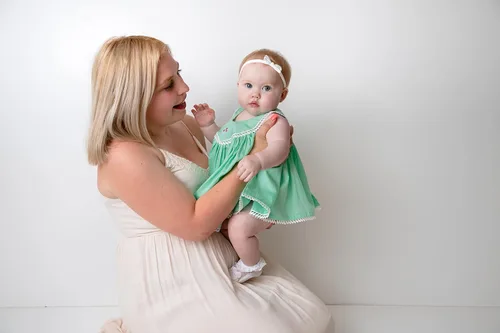 Vista 2 de Vestido de pana orgánico hecho a mano para bebé de 0 a 9 meses