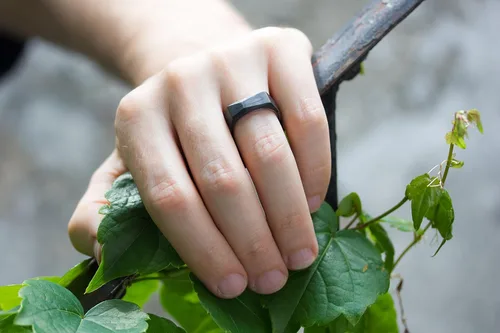 Vista 5 de Men's titanium and carbon fiber ring. Faceted design black wedding band. Water resistant, very durable and hypoallergenic.(00329_7N)