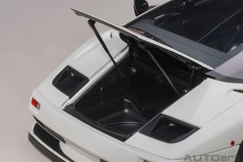 Vista 11 de AUTOart 1/18 Diablo SVR 1996 Impact White 79149