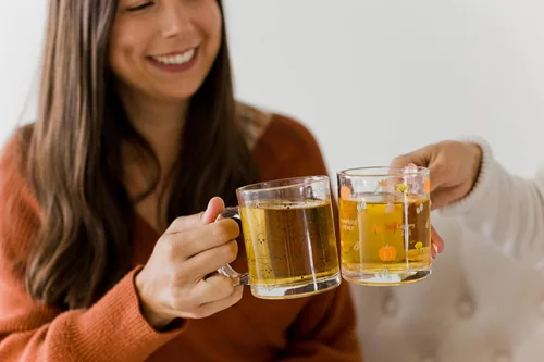Vista 9 de Pearhead Taza de cristal de fantasma, decoración del hogar de Halloween, taza de vidrio para café y té, accesorios de otoño, taza de temporada de 12