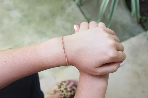 Vista 6 de Lucky Feather Regalos de cumpleaños número 40 para mujer, pulsera de cuentas sumergidas de oro de 14 quilates en cordón ajustable de 7 a 8 pulgadas