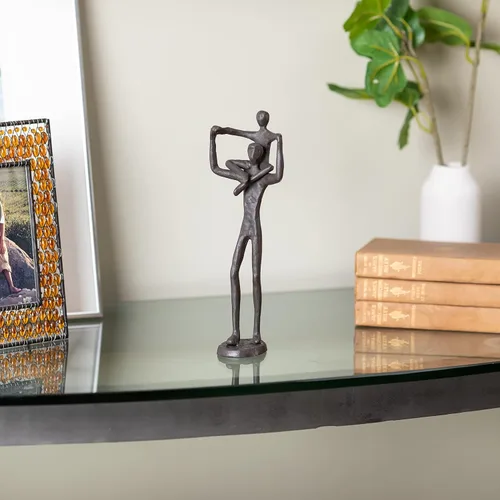Vista 6 de Danya B. Orgulloso padre sosteniendo niño escultura de hierro contemporánea pequeña estatua decorativa