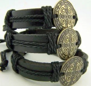 Vista 3 de CB - Pulsera de cuero de San Benito 3 unidades talla S M L tono bronce
