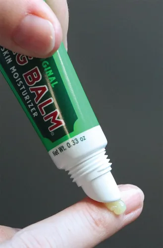Vista 2 de Bag Balm Crema hidratante para la piel de fórmula original 0.33oz tubo de bálsamo labial
