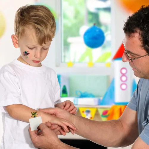 Vista 5 de ArtCreativity Tatuajes temporales individuales para niños, paquete de 144 tatuajes de alienígenas precortados, 12 diseños surtidos, tatuajes