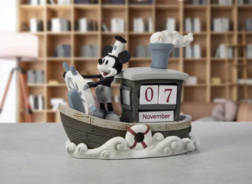 Vista 8 de Precious Moments Colección Disney Showcase: "Calendario infinito de Mickey Mouse" - Figura de resina de estilo vintage, artículo #144707