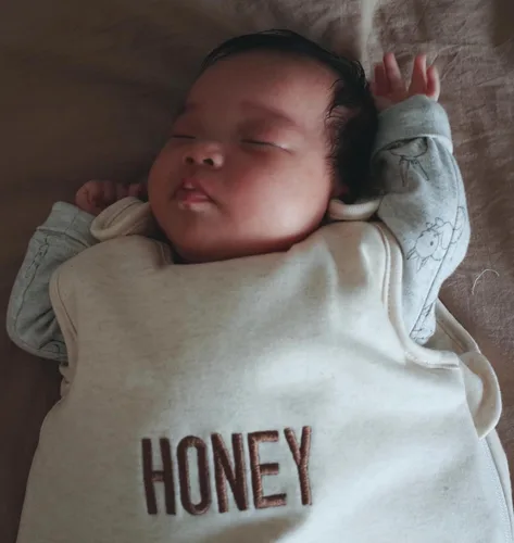 Vista 3 de Owlivia TOG 2.5 - Saco de dormir para bebé, 100% algodón orgánico, manta unisex para invierno (0-6 meses, oso marrón)