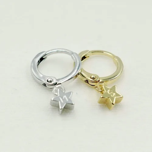 Vista 2 de Petite Boutique Aretes con iniciales de estrella pequeña, chapados en oro de 16 quilates, regalo personalizado, delicado estampado a mano, delicados