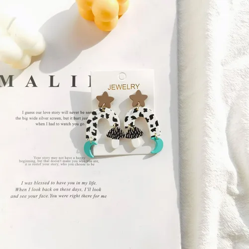 Vista 2 de Aretes colgantes de acrílico transparente con flores brillantes Y2K con diseño de mariposa, estrella, luna, fruta, para mujeres y niñas