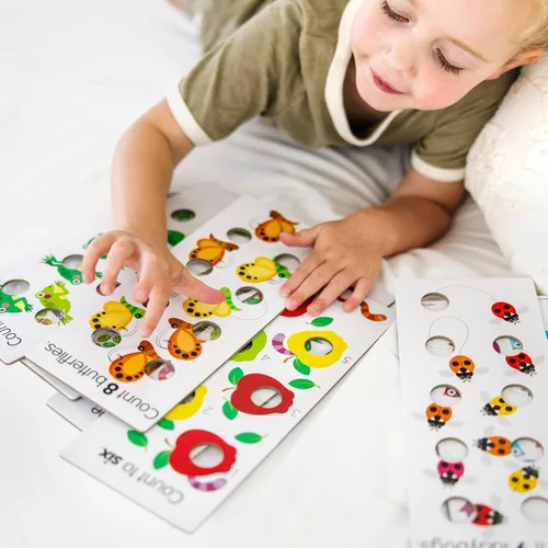 Vista 5 de Melissa & Doug Poke-a-Dot! Tarjetas de Aprendizaje Jumbo de Números, Formas y Colores, 13 Tarjetas Interactivas de Flash de Doble Cara, Actividades