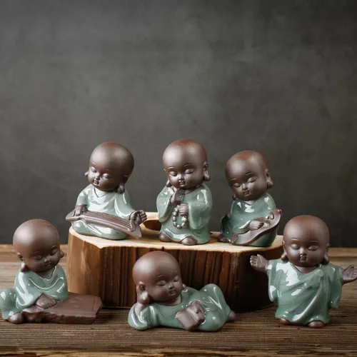 Vista 7 de Linda estatua de monje bebé, figura de monje de pintura china, mascota de té de monje de Buda pequeño de cerámica para decoración de mesa de té