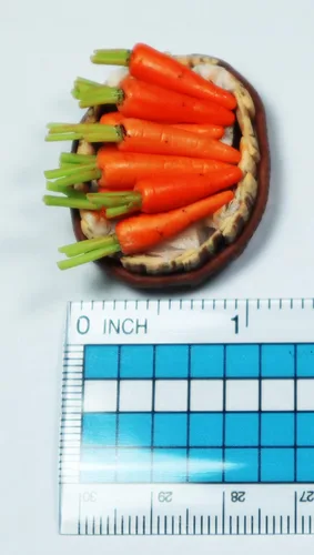 Vista 4 de Figura realista de lechuga de roble rojo, zanahorias y berenjenas, figura de cesta de frutas y verduras en miniatura, accesorio para casa de muñecas