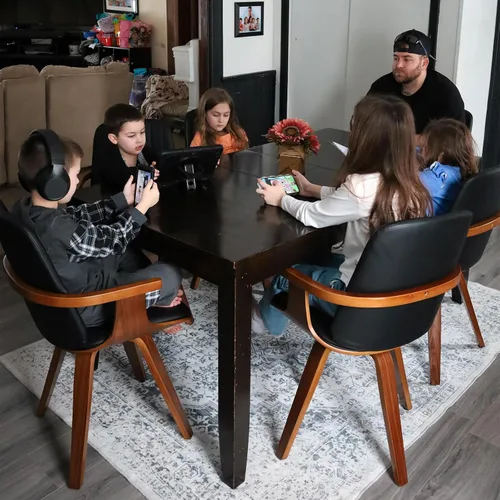 Vista 5 de WUPOTO Juego de 1 silla de comedor giratoria, silla de comedor moderna de mediados de siglo con artesanía de nogal, piel sintética tapizada, brazos
