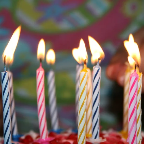 Vista 5 de BEST PARTY EVER! Velas de cumpleaños de luz rápida, increíble reacción en cadena, iluminando una vela las enciende todas, multicolor, ideal