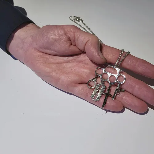 Vista 7 de Real Metal Knucks Charm - Collar con colgante de plata con cuatro mini dijes adicionales Metal