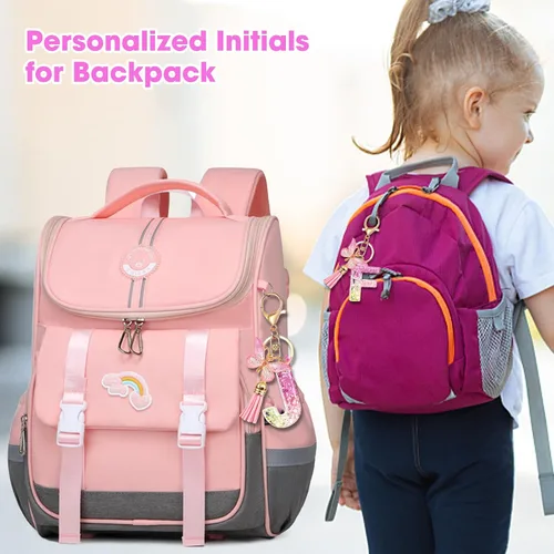 Vista 4 de GIFTOXO Llaveros de letras para mujeres y niñas, llaveros para llaves de automóvil, accesorios lindos y rosados para mochila, cartera