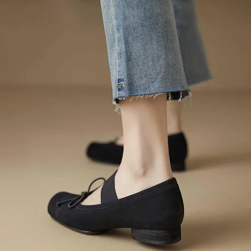 Vista 3 de Zapatos planos de ballet de piel nobuck para mujer, punta cuadrada retro con banda ancha elástica entrecruzada, zapatos de tacón bajo y fino