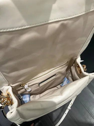 Vista 3 de Marc Jacobs Mini bolsa de hombro de piel con almohada