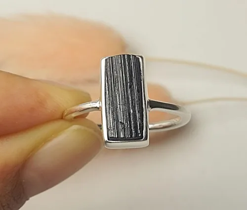 Vista 2 de Anillo apilable de plata esterlina maciza de turmalina negra cruda, piedra natal de octubre