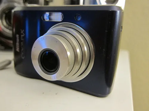 Vista 3 de Nikon Coolpix L18 - Cámara digital de 8MP con zoom óptico 3x (azul marino)