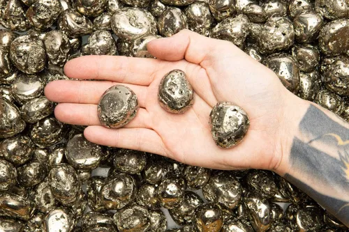 Vista 2 de Fantasia Materiales: 1/2 lb de pirita natural (oro tonto) Piedras pulidas de Perú