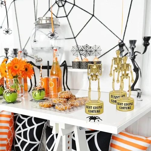 Vista 5 de Suministros para fiesta de Halloween, paquete de 4 trofeos de esqueleto