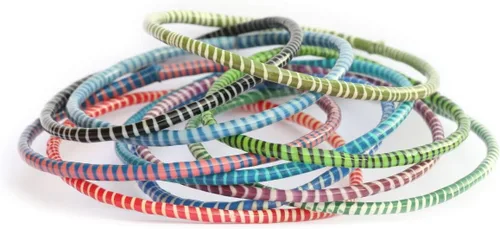 Vista 6 de 10 pulseras de chanclas recicladas de colores surtidos hechas a mano en Mali, África occidental