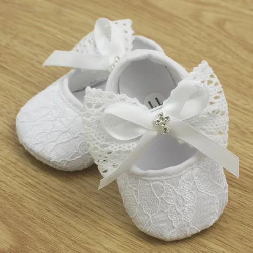 Vista 4 de Juego de zapatos y diadema para bautizo blanco y marfil