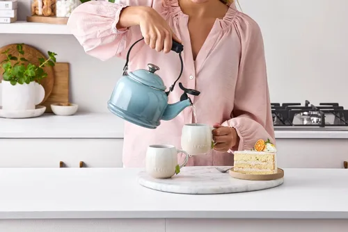 Vista 7 de Le Creuset - Tetera Demi esmaltada en acero, 1.25 cuartos de galón, Artichaut