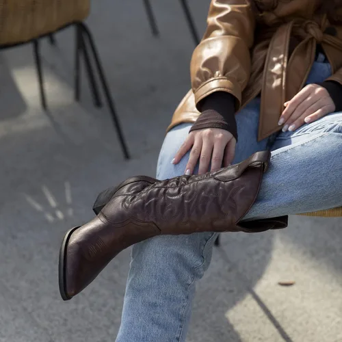 Vista 6 de Rollda Botas vaqueras occidentales para mujer con punta puntiaguda, botas vaqueras de media pantorrilla, botas de moda bordadas con tacón grueso