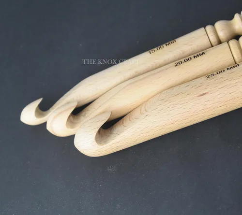 Vista 3 de THE KNOX CRAFT - Ganchos de ganchillo grandes de madera con mango ergonómico de agarre suave, ganchos de hilo para proyectos de hilo extra