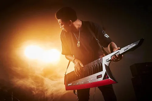 Vista 2 de Roland AX-Edge Keytar de 49 teclas, con velocidad y canal después del tacto, blanco (AX-EDGE-W)