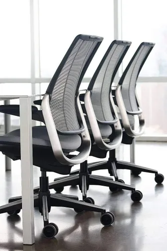 Vista 4 de Humanscale Diffrient Smart Chair Respaldo de malla negra monofilamento y asiento negro Corde 4 Marco negro con ribete negro Brazos Duron