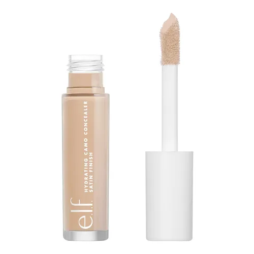 Vista 19 de e.l.f. Corrector de camuflaje hidratante, cubre manchas y círculos debajo de los ojos, cobertura completa y ofrece un acabado satinado, vegano