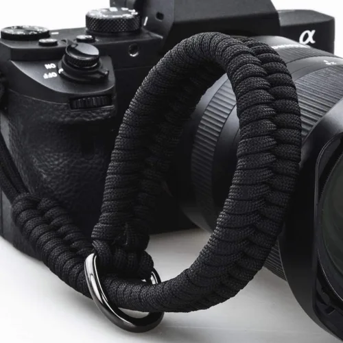 Vista 2 de AQAREA Correa de muñeca para cámara DSLR sin espejo, correa de mano de cámara de liberación rápida con conector más seguro (negro) con conector