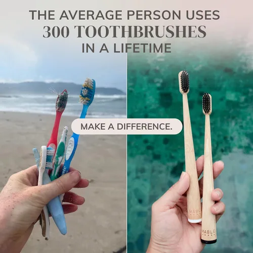 Vista 7 de MABLE Paquete de dos cepillos de dientes de bambú para adultos Cepillos de dientes de cerdas suaves con infusión de carbón Madera natural