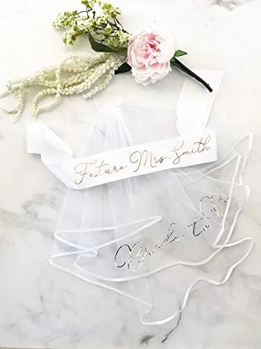 Vista 2 de ModParty Silver Bride to Be Veil - Velo corto de tul para despedida de soltera con peine, blanco, plateado