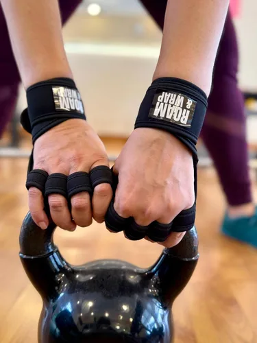 Vista 5 de Roam & Wrap Guantes de levantamiento de pesas con muñequeras – Guantes de gimnasio extra acolchados y ventilados para hombres y mujeres – Ideal