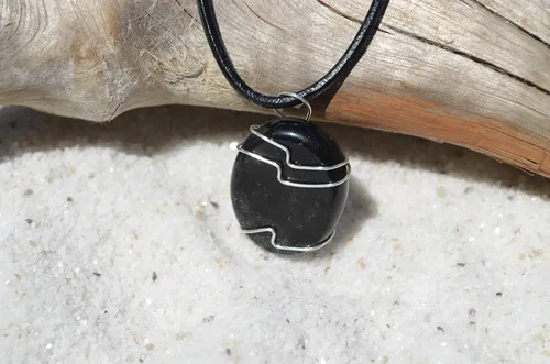 Vista 3 de Apache Tears Palm Stone on Leather Thong Necklace