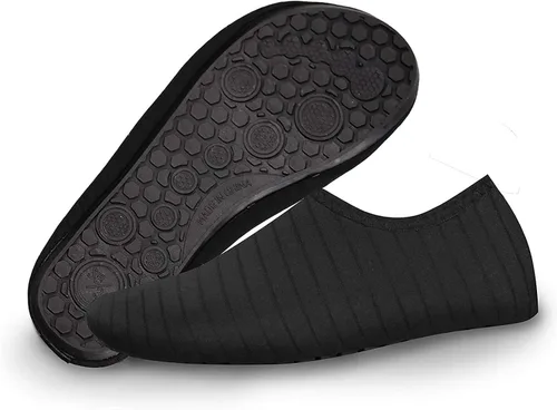 Vista 4 de USYFAKGH Zapatos de agua para mujeres y hombres calcetines acuáticos de secado rápido para playa natación surf yoga ejercicio translúcidos Negro